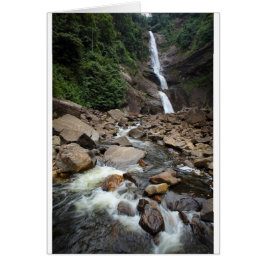 Naturwasserfall und Fluss