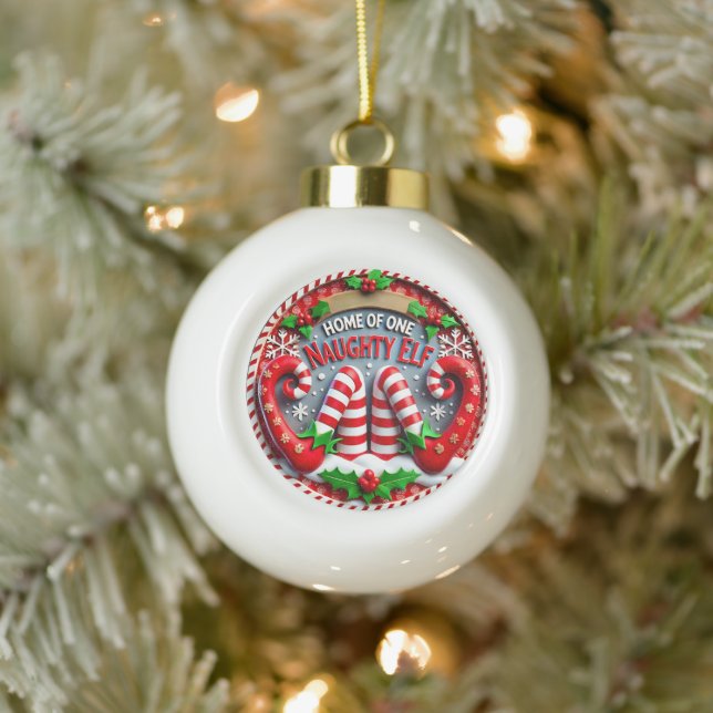 Naughty Elf Shenanigans" - Spielend Weihnachten Keramik Kugel-Ornament (Baum)