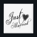 Naughy Grunge Script - Just Married Heart Black Magnet<br><div class="desc">Schönes Grunge-Script mit Herz - Nur verheiratet in Schwarz. Gedruckt auf Kleidung,  Geschenke,  Gastgeschenke,  Accessoires,  Sammlerstücke und Geschenkartikel,  die perfekt für Ihre Flitterwochen oder das gerade verheiratete Paar sind. Hohe Qualität,  erschwinglich und einfach,  um genau die Art und Weise,  wie Sie es brauchen.</div>