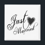 Naughy Grunge Script - Just Married Heart Black Magnet<br><div class="desc">Schönes Grunge-Script mit Herz - Nur verheiratet in Schwarz. Gedruckt auf Kleidung,  Geschenke,  Gastgeschenke,  Accessoires,  Sammlerstücke und Geschenkartikel,  die perfekt für Ihre Flitterwochen oder das gerade verheiratete Paar sind. Hohe Qualität,  erschwinglich und einfach,  um genau die Art und Weise,  wie Sie es brauchen.</div>