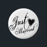 Naughy Grunge-Skript - gerade verheiratetes Button<br><div class="desc">Freches Grunge-Skript mit dem Herzen gerade verheiratet im Schwarzen. Gedruckt auf Kleidung,  Geschenken,  Gastgeschenke,  Zusätzen,  Sammlerstücken und den Neuheitsgeschenkeinzelteilen perfekt für Ihre Flitterwochen oder die gerade-verheirateten Paare. Hohe Qualität,  erschwinglich und einfach,  gerade die Weise besonders anzufertigen benötigen Sie sie.</div>