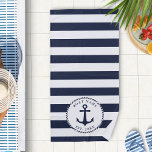 Nautic Anchor Boat Name Navy Blue White Strandtuch<br><div class="desc">Personalisiertes seeblaues und weißes Badetuch mit Streifen,  Anker- und Seilzirkel Abbildung mit Schiffsname und dem Jahr. Verwenden Sie die Vorlage,  um den Text einzutippen,  um ihn einfach anzupassen.</div>