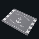 Nautic Anchor & Captain Name Slate Gran Streifen Fußmatte<br><div class="desc">Eine Tür mit einem nautischen Anker und dem individuelle Name des Schiffseigners und Bootes.  An den Seiten sind weiche,  graue und weiße Streifen,  die den Vordertext ergänzen.</div>