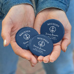 Nautic Anchor Family Wiedersehen Navy Blue & White Button<br><div class="desc">Eine nautische Wiedersehen-Taste für die Familie,  mit der Ihr Familienname,  Ihr Wiedersehen-Datum und Ihre Lage in elegantem Kalligrafieschrift mit stilvollem,  modernem Text dargestellt werden. Dieses Design beinhaltet ein eigenes Bootanker mit einem weißen Kompass-Boarder in Marineblau oder passt den Hintergrund einfach an jede gewünschte Farbe an.</div>