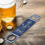 Nautic Anchor Stripe Brautparty Navy Blue Speed Flaschenöffner<br><div class="desc">Der Nautical Anchor Stripe Brautparty Bar Key ist ein perfektes Duschgeschenk für Ihre Gäste.</div>