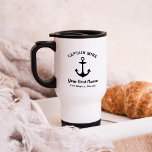 Nautic Black Custom Captain Boat Name Reisebecher<br><div class="desc">Der Nautic Custom Reisekaffeemug besticht durch einen Bootanker im Küstenstil mit stilvollem Typografie-Design. Personalisieren Sie den Text mit dem Namen des Kapitäns,  dem Namen des Bootes und der Position. Ein einzigartiges Geschenk für Bootsbesitzer. Die klassische Schwarz-Weiß-Farbe kann geändert werden.</div>