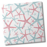 Nautic Coastal Beach Pattern Fliese<br><div class="desc">Ein niedliches und trendiges rosa und aquamarines Küstenbild mit Seestern. Sie können sogar eine andere Hintergrundfarbe hinzufügen, um den Look zu verändern. Ob Sie gewollt haben, diese Kachel als kleinen Untersetzer oder Trivet für einen Drink oder Teller zu verwenden... oder Sie wollte, groß mit einem Küchenrücken oder Badezimmerfliesen zu gehen,...</div>