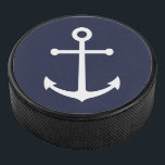Nautic Navy Blue Anchor Eishockey Puck<br><div class="desc">Moderner Minimalistischer Nautical Hockey Puck mit weißem Anker auf marineblau Hintergrund.</div>