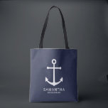 Nautic Navy Blue Anchor Personalisiert Bridesmaid Tasche<br><div class="desc">Moderne Minimalistische Nautical Navy Blue Anchor Personalisiert Bridesmaid Tasche Bagwith white anchor and personalisiert Bridesmaid's name with title in white modern sans serif Schriftart style on marine blue background.

Auch perfekt für Trauzeugin,  Blume Mädchen,  Mutter der Braut und mehr.</div>