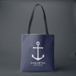 Nautic Navy Blue Anchor Personalisiert Bridesmaid Tasche<br><div class="desc">Moderne Minimalistische Nautical Navy Blue Anchor Personalisiert Bridesmaid Tasche Bagwith white anchor and personalisiert Bridesmaid's name with title in white modern sans serif Schriftart style on marine blue background.

Auch perfekt für Trauzeugin,  Blume Mädchen,  Mutter der Braut und mehr.</div>