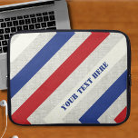 Nautic Strip Laptop Sleeve<br><div class="desc">Dieser kühn gestreifte gemusterte Laptop-Ärmel ist für Ihren persönlichen Text bereit. Erstellt in Rot, Weiß, Marine und Grau mit einem Schablonenstil Schriftart, um das Aussehen zu ergänzen. Wählen Sie Ihre Größe im Dropdown-Menü aus.</div>