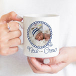 Nautical Anchor Neu zur Geburtsankündigung der Cre Kaffeetasse<br><div class="desc">Neugeborenes-Foto-Geschenk für das neue Mitglied der Crew oder als Ankündigungsgeschenk an Freunde und Familie. Fügen Sie Ihr Foto zu diesem nautischen Design mit Seilrahmen und Ankern in blau-weiß Farbpalette. Sie können den Namen des Babys, das Geburtsdatum und alle anderen Geburtsdaten hinzufügen. Wenn Sie Probleme mit der Bildplatzierung haben, sollten Sie...</div>