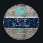 Nautical Beach House Rustikale Holzfamilie Dartscheibe<br><div class="desc">Das Nautical Beach House Rustic Wood Family Custom Dart Brettspiel eignet sich hervorragend für einen Familienurlaub, ein Party oder einen Familienurlaub. Es ist mit rustikalen Imitaten aus Holz und einer nautischen aquamarinen Krabbe gestaltet. Der Strandsatz ist "Willkommen in unserem Strandhaus" in angesagter handgeschriebener Schrift im Zentrum des marineblauen horizontalen Streifen....</div>