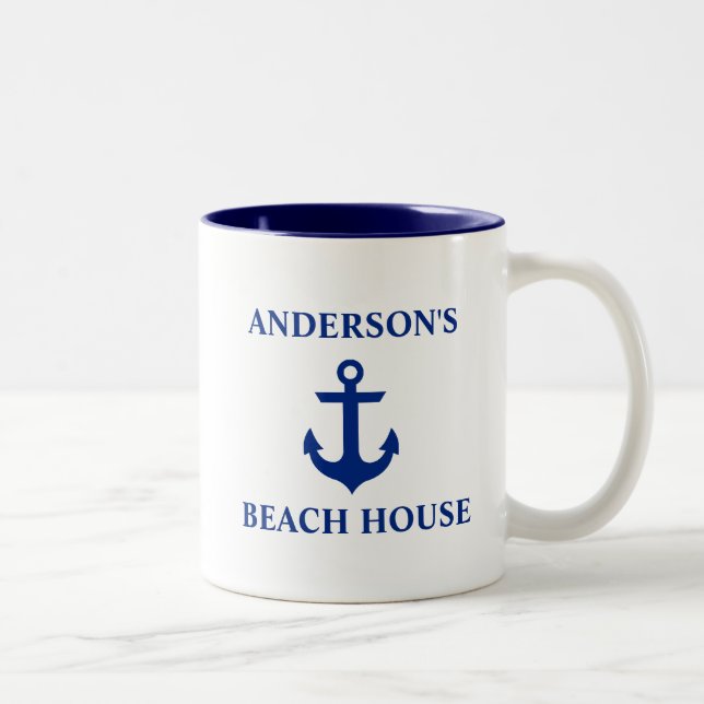 Nautical Family Name Beach House Anchor Blue Zweifarbige Tasse (Rechts)