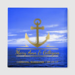 Nautical Gold Anchor Ocean Cruise Gastgeschenk Hoc Magnet<br><div class="desc">Maßgeschneiderter, nautischer Ankermagnet- Imitate Das metallische goldene Ankerlogo wird mit personalisierten Namen von Paaren in goldenen Schriftzeichen mit einem Schlagschatten zentriert. Im unteren Teil ist der Name des Kreuzfahrtschiffes und das Datum. Auf einem wunderschönen Landschaftshintergrund eines tiefblauen Ozeans mit blauem Himmel darüber, das tatsächlich von einem Kreuzfahrtschiff während einer Jubiläumsfahrt...</div>