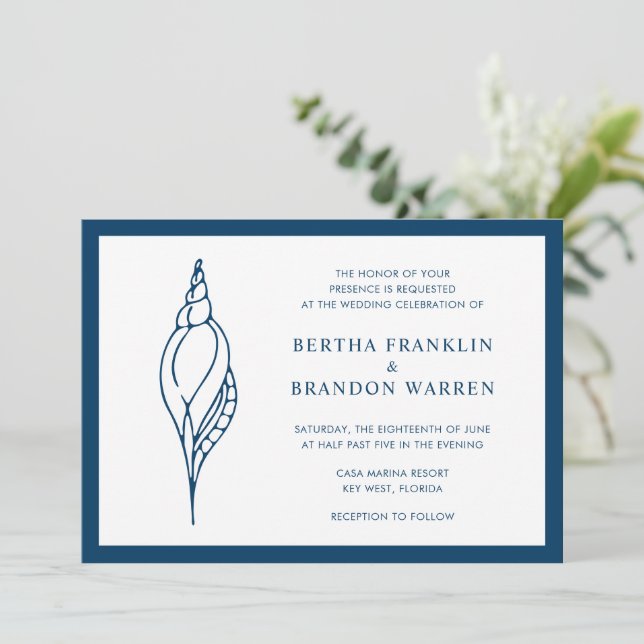 Nautical Navy Blue Seashell Beach Elegante Hochzei Einladung (Stehend Vorderseite)