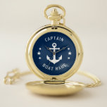 Nautical Vintag Anchor Captain Boat Name Navy Mari Taschenuhr<br><div class="desc">Ein Vintager Anker und Sterne mit Captain Rank oder einem anderen Titel und Ihrem Namen oder Bootnamen auf einer stilistischen Pocket Watch. Diese personalisierte Pocket Watch ist nicht nur zeitaufwendig,  sondern auch ein lustiges Gesprächsstück. Perfekt für den Vatertag,  aber auch ein großes Geschenk für jede Gelegenheit.</div>