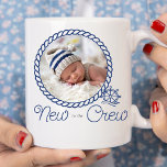 Nautical Wheel Neu zur Geburtshilfeverkündung der  Kaffeetasse<br><div class="desc">Neugeborenes-Foto-Geschenk für das neue Mitglied der Crew oder als Ankündigungsgeschenk an Freunde und Familie. Fügen Sie Ihr Foto zu diesem nautischen Design mit Seilrahmen und Kapellrad in blau-weiß Farbpalette. Sie können den Namen des Babys, das Geburtsdatum und alle anderen Geburtsdaten hinzufügen. Wenn Sie Probleme mit der Bildplatzierung haben, sollten Sie...</div>