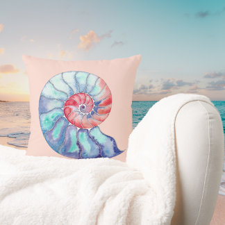 Nautilus Muschel in Coral Blue Gray auf Light Peac Kissen