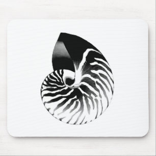 Nautilus-Muschel - schwarz, grau und weiß Mousepad