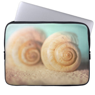 Nautilus-Muscheln auf Strand Laptopschutzhülle