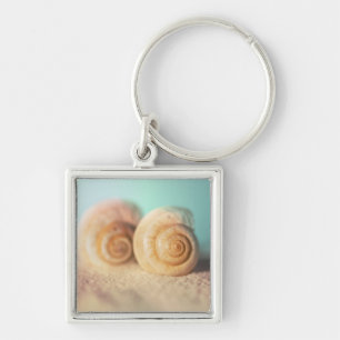 Nautilus-Muscheln auf Strand Schlüsselanhänger