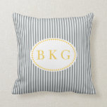Nautische Streifen für benutzerdefinierte Monogram Kissen<br><div class="desc">Einfaches, elegantes, modernes und trendiges, schmales senkrechtes Nautical-Muster oder Design für quadratische Kissen und Lumbargrösse Kissen oder Kissen. Grauer (oder grauer) und weißer gestreifter Hintergrund auf der Vorderseite mit gelbem Hintergrund auf der Rückseite und gelb-weißer Akzent mit benutzerdefinierten Initialen oder Monogramm in einem preppy-Schriftart. Dieses stilvolle und schicke, zeitgenössische geometrische...</div>