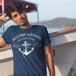 Nautische Willkommen auf dem Schiff Name Anchor Ma T-Shirt<br><div class="desc">Herzlich willkommen an Bord Ihres Schiffes mit diesem Nautical Welcome Bard Boat Name Anchor Navy T - Shirt! Diese Doormat ist mit einem klassischen marineblauen Hintergrund und einem prominenten Anker ausgestattet und eignet sich hervorragend zum Tragen von Zuhause oder Booten. Dieses Shirt kann mit Ihrem Bootsnamen individuell gestaltet werden, was...</div>
