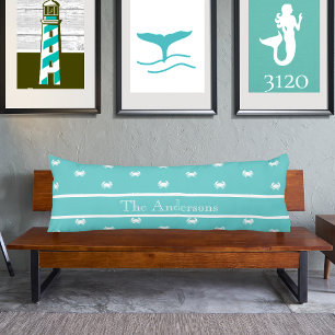 Nautisches Design mit weißer Krabbe auf Aquamarine Seitenschläferkissen