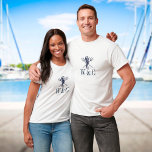 Nautisches personalisiertes Monogramm Seepferd T-Shirt<br><div class="desc">Ein stilvolles nautisches Design mit Seepferd,  personalisierten Monogramm-Initialen und stilvollen marineblau-weißen Streifen. Entwickelt von Thisisnotme©</div>