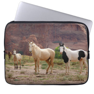 Navajo-Pferde laufen frei auf dem Canyonboden Laptopschutzhülle