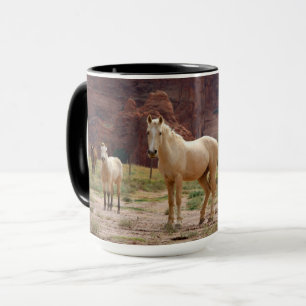 Navajo-Pferde laufen frei auf dem Canyonboden Tasse
