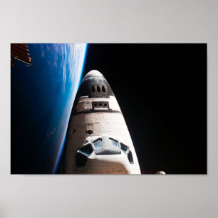 Navette spatiale dans l'espace poster avec la terr