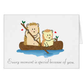 Navigation mignonne de couples de hérisson sur le