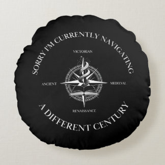 Navigieren durch ein anderes Jahrhundert Dark Acad Rundes Kissen