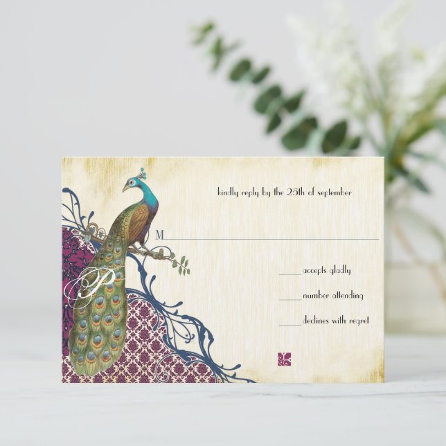 Navy & Berry Berry Elegant Damask Peacock Wedding RSVP Karte (Stehend Vorderseite)