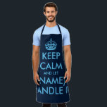 Navy Blau behielt ruhig und ließ es verrückt GRILL Schürze<br><div class="desc">Navy Blau behielt ruhig und ließ es verrückt GRILLEN Schürze. Moderne Typografie-Vorlage mit Krone. Personalisierte Kochkunst Schürze in jeder phantastischen Farbkombination, die Sie mögen. Stilvolle Vorlage mit großem Buchstaben Typografie Design. Fügen Sie Ihren eigenen Namen oder ein humorvolles Mem-Zitat hinzu. Schaffen Sie Ihr eigenes Geburtstagsgeschenk für Grillmeister, Mama, besten Vater,...</div>