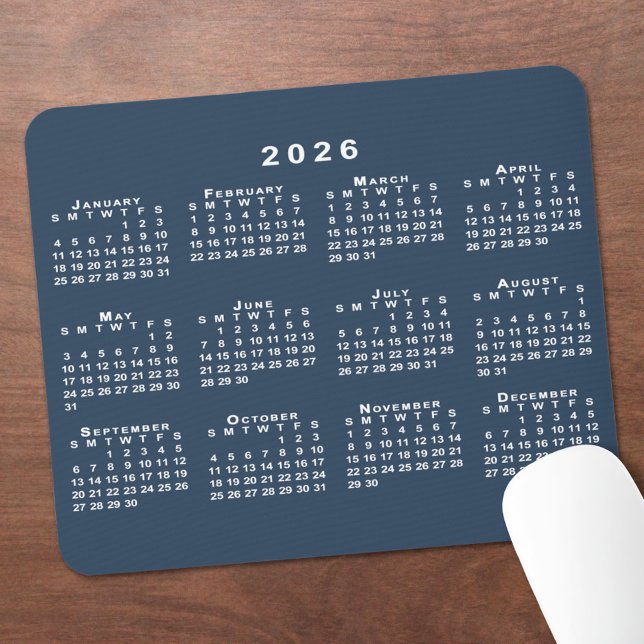 Navy Blau und Weiß 2026 Kalender Mousepad (Navy Blue and White 2026 Calendar Mouse Pad, in situ)