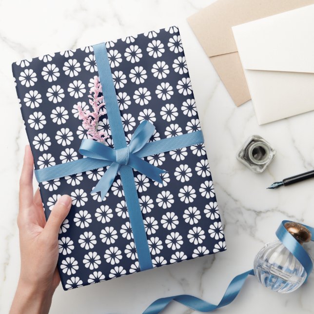 Navy Blau Weiße Blumen Geschenkpapier (Schenken)