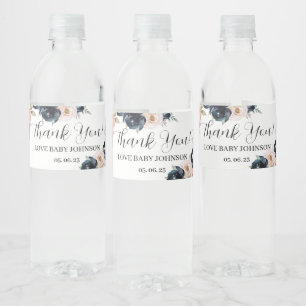 Navy blaue und rot-rosa Flasche mit Wasser.