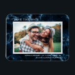 Navy Blauer Marmor Save the Date Foto Magnet<br><div class="desc">Eleganter Marmormagnet aus weißem Marmor Save the Date Foto. Für eine weiter gehende Anpassung dieses Designs klicken Sie bitte auf den Link "Weitere Anpassung". Matching-Elemente sind ebenfalls verfügbar</div>