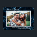 Navy Blauer Marmor Save the Date Foto Magnet<br><div class="desc">Eleganter Marmormagnet aus weißem Marmor Save the Date Foto. Für eine weiter gehende Anpassung dieses Designs klicken Sie bitte auf den Link "Weitere Anpassung". Matching-Elemente sind ebenfalls verfügbar</div>