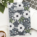 Navy Blooms floral Personalisiert Planer<br><div class="desc">Organisieren Sie Ihr Leben mit diesem wunderschönen Marineblüster personalisierten Planer. Dieser Planer ist perfekt für Frauen, die elegante und lebendige Designs schätzen. Er kombiniert Funktionalität mit einer Touch Natur. Das elegante Blumenmuster und der raffinierte marinierte Hintergrund machen Ihre tägliche Planung zu einer stilvollen Angelegenheit. Personalisieren Sie es mit Ihrem Namen...</div>