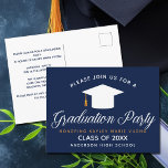Navy Blue Abschluss Chic Modern 2023 Custom Party Postkarte<br><div class="desc">Eine klassische,  maßgeschneiderte Graduierungsparty Postcard Einladung in modernem Marineblau für eine High School,  Uni oder Uni aus der Klasse von 2023. Anpassen mit Ihrem Schulnamen und schließ-Klasse unter der schönen Kalligrafie für einen großen personalisierten Absolvent laden Postcard.</div>