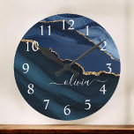 Navy Blue Agate Geode Gold Monogram Large Clock Runde Wanduhr<br><div class="desc">Navy Blue and Gold Foil Agate Geode Monogram Beautiful Elegant Script Name Clock. This makes the perfect sweet 16, 13th, 15th, 16th, 18th, 21st, 30th, 40th, 50th, 60th, 70th, 80th, 90th, 100th birthday, wedding, bridal shower, anniversary, back to school, baby shower, graduation or bachelorette party gift for someone decorating her...</div>