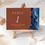 Navy Blue Agate Silver Burnt Orange Wedding Tischnummer<br><div class="desc">Die moderne Hochzeitskarte mit ihrer eleganten Tischnummer auf der rechten Seite besticht durch eine marineblau-blaue Aquarellgrenze,  die mit Imitaten aus silberfarbenem Glitzer bestickt ist. Der anpassbare Text kombiniert silbergraue römische Serifen,  kursiv und kopperplate Schriftart auf einem verbrannten orangen Hintergrund.</div>