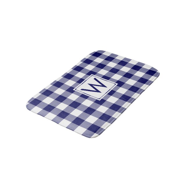 Navy Blue and White Gingham Pattern mit Monogram Badematte (Schrägansicht)