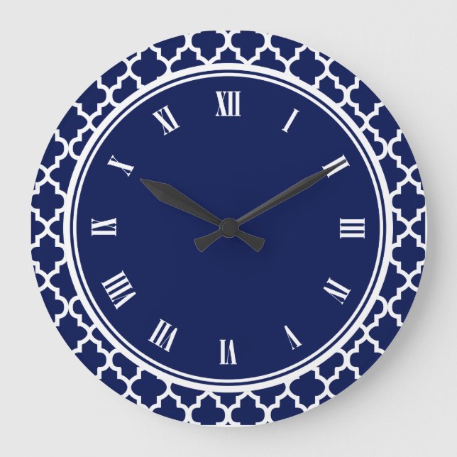 Navy Blue and White Quatrefoil Pattern Große Wanduhr (Vorderseite)