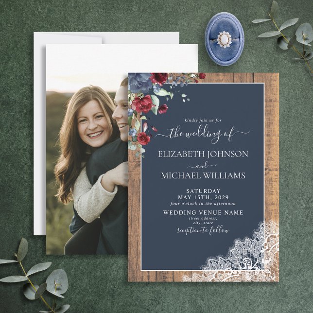 Navy Blue Burgundy Wood Script Foto Wedding Einladung (Von Creator hochgeladen)