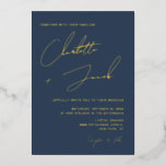 Navy Blue Elegant Minimalistische Skripthochzeit Folieneinladung<br><div class="desc">Feiern Sie Ihre Liebe mit dieser modernen Minimalistischen Blauen Hochzeitseinladung mit schicken echten Goldfolien-Typografie. Diese Einladung für Paare, die Eleganz, Raffinesse und Einfachheit schätzen, verbindet eine kühne marinkanische Kulisse mit einem goldenen Drehbuch für ein romantisches und dennoch raffiniertes Aussehen. Mit Ihren Namen, Ihrem Hochzeitsdatum, Veranstaltungsort und Ihren Veranstaltungsdetails können Sie...</div>